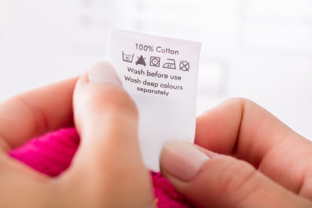 Na każdej metce znajduje się nie tylko informacja o tym, z jakiej tkaniny wykonano odzież, lecz również podano oznaczenia prania.