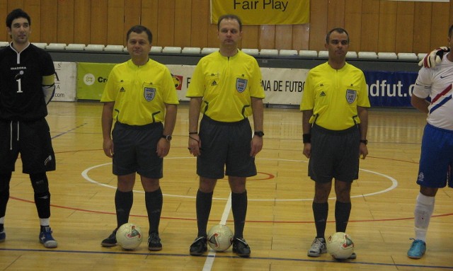 Sebastian Stawicki (w środku) szykuje się do prowadzenia futsalowego meczu