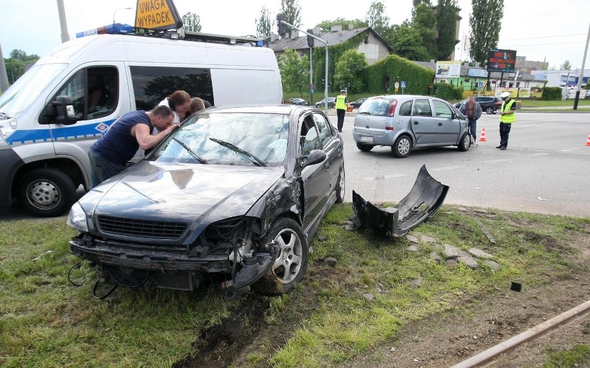 Wypadek na skrzyżowaniu Włókniarzy i Konstantynowskiej