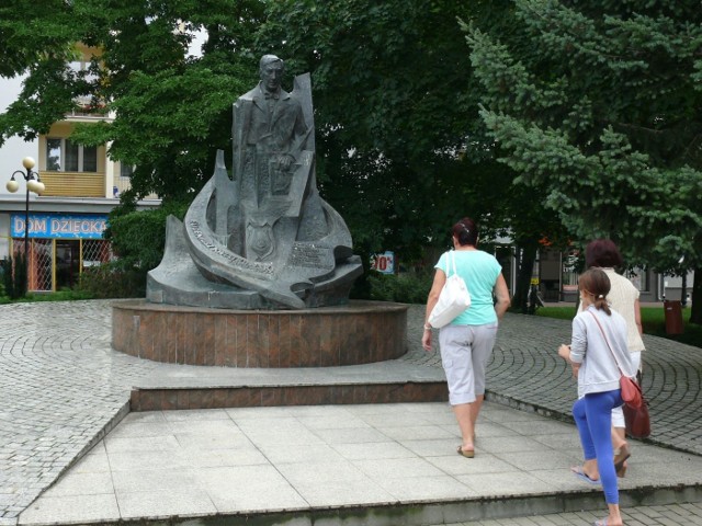 Pomnik Eugeniusza Kwiatkowskiego w Stalowej Woli.