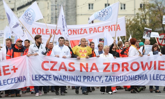 Marsz pracowników służby zdrowia w Warszawie.
