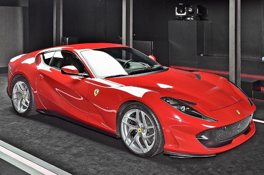 Ferrari 812 Superfast nie kłamie. Jest naprawdę niesamowicie...