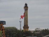 Porywisty wiatr rozerwał ogromną flagę zawieszaną na latarni morskiej w Świnoujściu