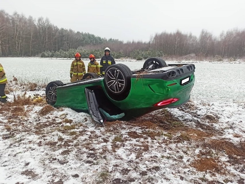 Do dachowania auta doszło w gminie Pęczniew. Szczęśliwie...