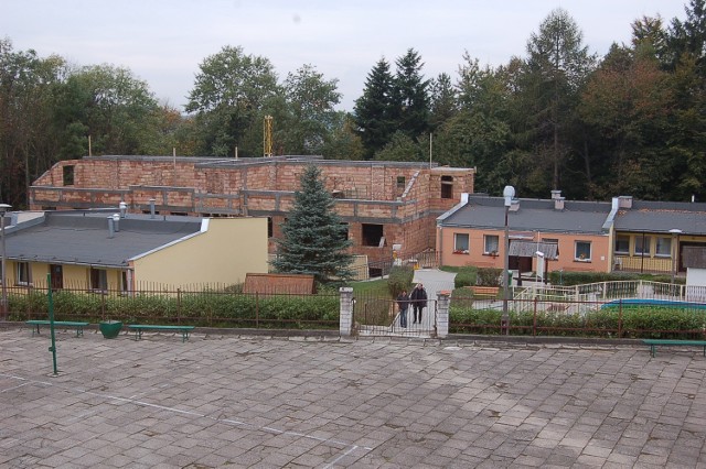 Rozbudowa Domu Wczasów Dziecięcych w Jodłówce trwała kilka lat i odbiła się m.in. na liczbie stałych klientów ośrodka