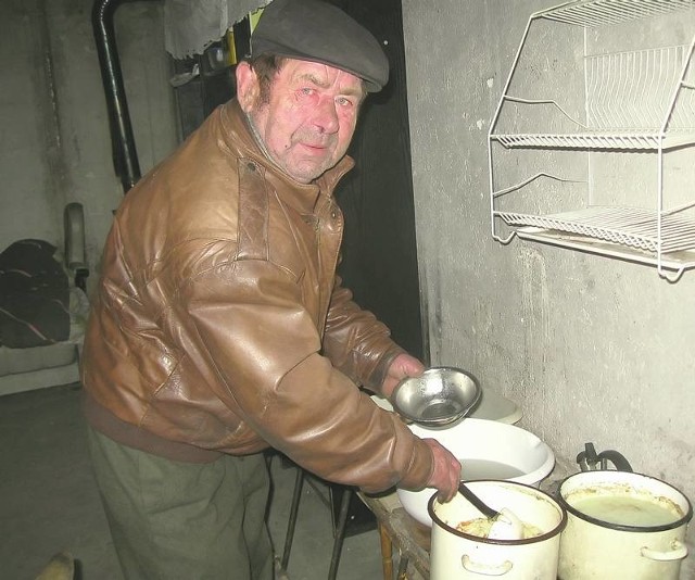 - Prądu tutaj nie mam, ale jakoś sobie radzę. Gotuję sobie zupki na gazie - mówi Bolek, bezdomny, który... ma za wysoką emeryturę na mieszkanie socjalne.