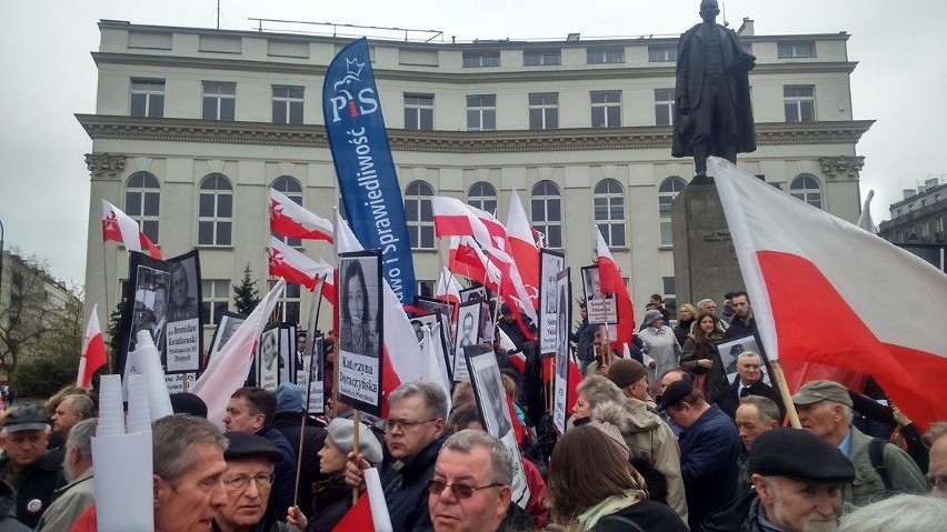 6. rocznica katastrofy smoleńskiej: Marsz pamięci na zakończenie uroczystości w Warszawie [ZDJĘCIA]