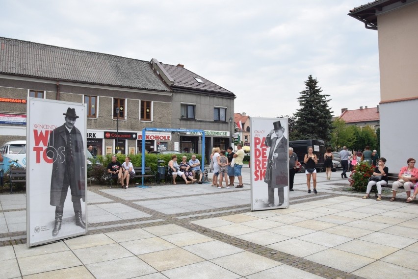 Rynek w Krzeszowicach z "Ojcami Niepodległości". Edukacja na biało-czerwonym szlaku