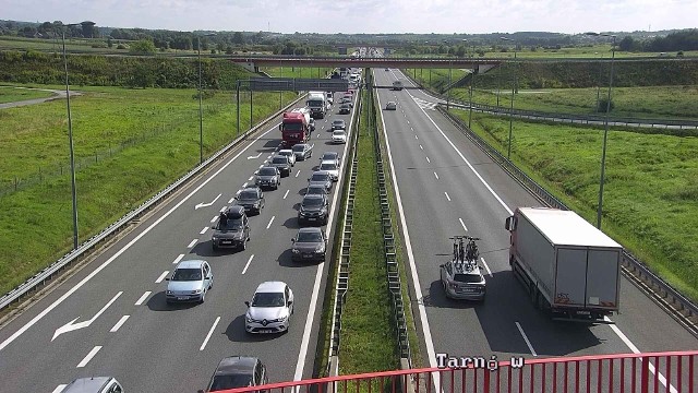 Wypadek na autostradzie A4 w Damienicach, zderzyły się cztery samochody, dwie osoby ranne, korek sięga aż do węzła Bochnia (stan z godziny 10.30), 25.08.2021