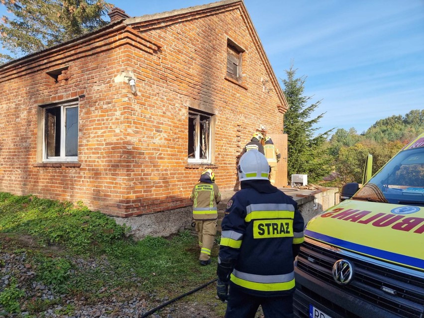 Pożar domu w Hnatkowicach koło Przemyśla. Pomocy medycznej wymagał mężczyzna [ZDJĘCIA]