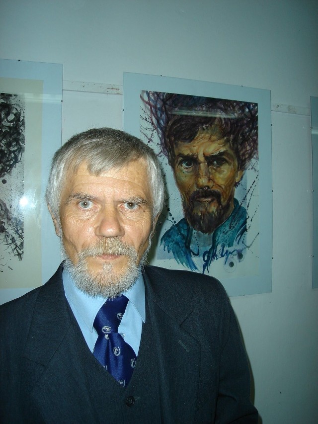 Grzegorz Matyja na tle autoportretu
