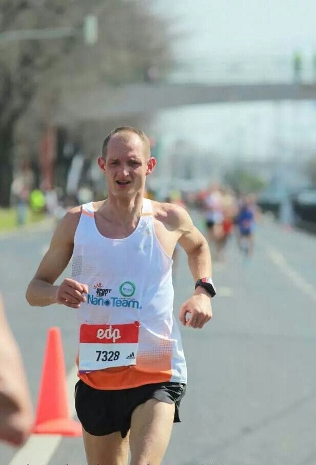 Marcin Kęsy na trasie tegorocznego półmaratonu w Lizbonie, gdzie zajął najwyższe miejsce wśród Polaków