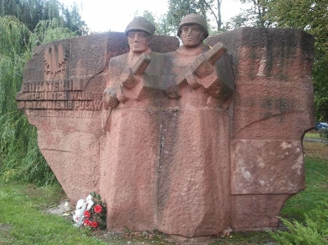 Pomnik dedykowany „Bohaterom wspólnych walk o wyzwolenie Puław”