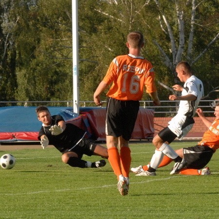 Tak padł czwarty gol dla zwycięzców. Od lewej: bramkarz Tęczy Arkadiusz Fleszar, Artur Anioł, Przemysław Sorokulski i zdobywca bramki Artur Rozmus.