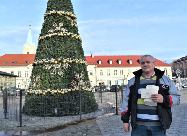 Stanisław Dudek, emerytowany górnik z Grojca, pokazuje przepustkę ze stanu wojennego i listy pisane do żony