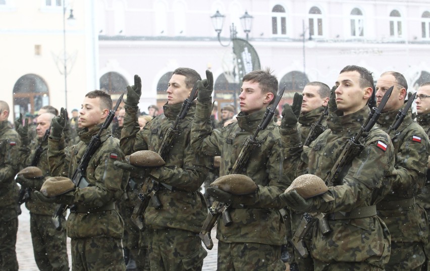 Uroczysta przysięga żołnierzy wojsk obrony terytorialnej na...