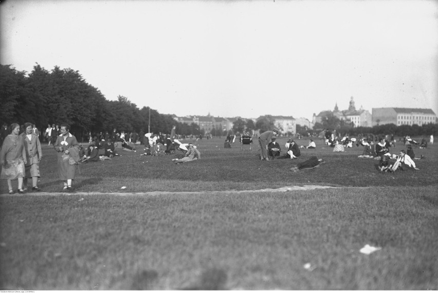 Ludzie wypoczywający na Błoniach, rok 1926