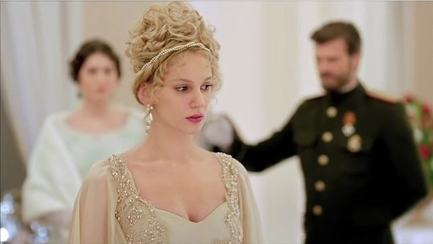 "Imperium miłości". Farah Zeynep Abdullah jest poważnie chora? Fani aktorki martwią się o jej zdrowie!