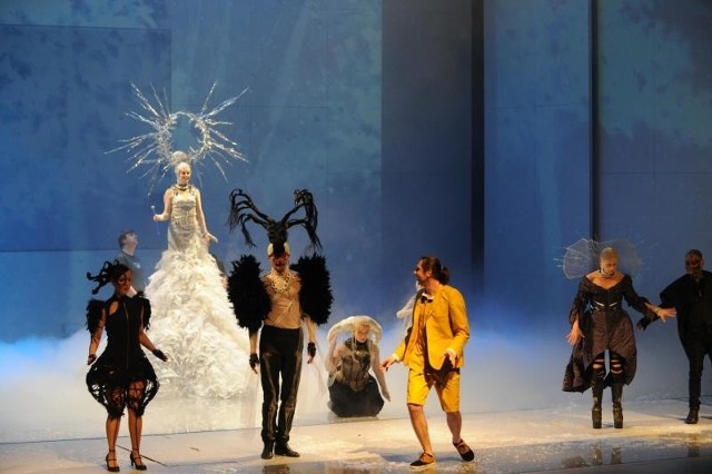 Biała Czarownica (Judyta Paradzińska) i jej niesamowici dworzanie. Autorką niezwykłych kostiumów jest Joanna Jaśko-Sroka, którą zainspirowały stroje pojawiające się wybiegach haute couture.