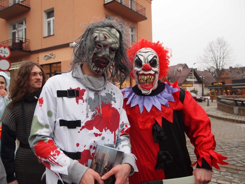 Zakopane. Maturzyści zatańczyli poloneza na Krupówkach [ZDJĘCIA,WIDEO]