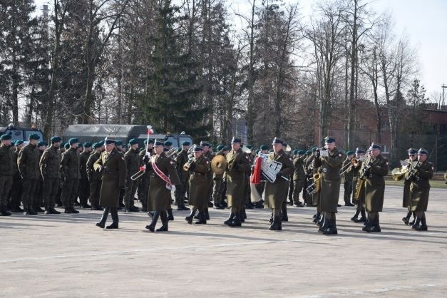 Przysięga 50 żołnierzy w sieradzkiej brygadzie zakończona defiladą pododdziałów FOTO