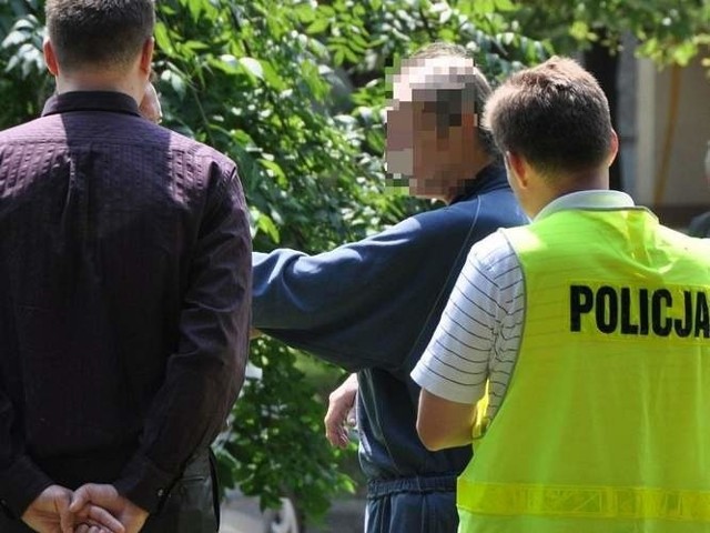 Zbigniew N. pokazuje policji, gdzie dokonał zabójstwa.