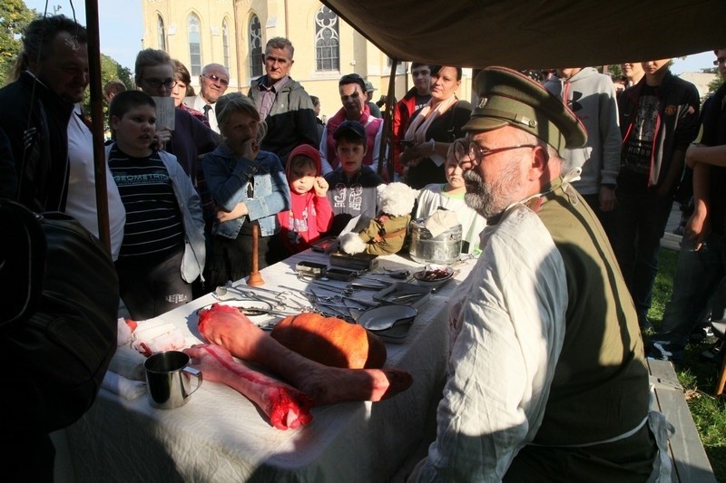 Piknik historyczny przed łódzką katedrą [zdjęcia]