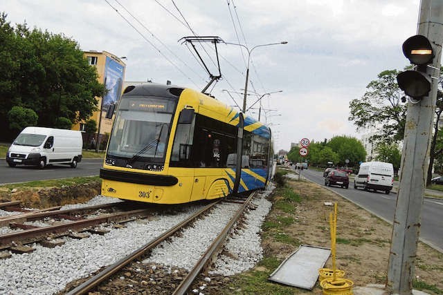 Na ulicy Broniewskiego tramwaje kursują jednym torem, aby utrzymać płynnność ruchu - tak tłumaczą w Miejskim Zakładzie Komunikacji. Niestety, równocześnie zapowiadają, że utrudnienia mogą potrwać do końca roku