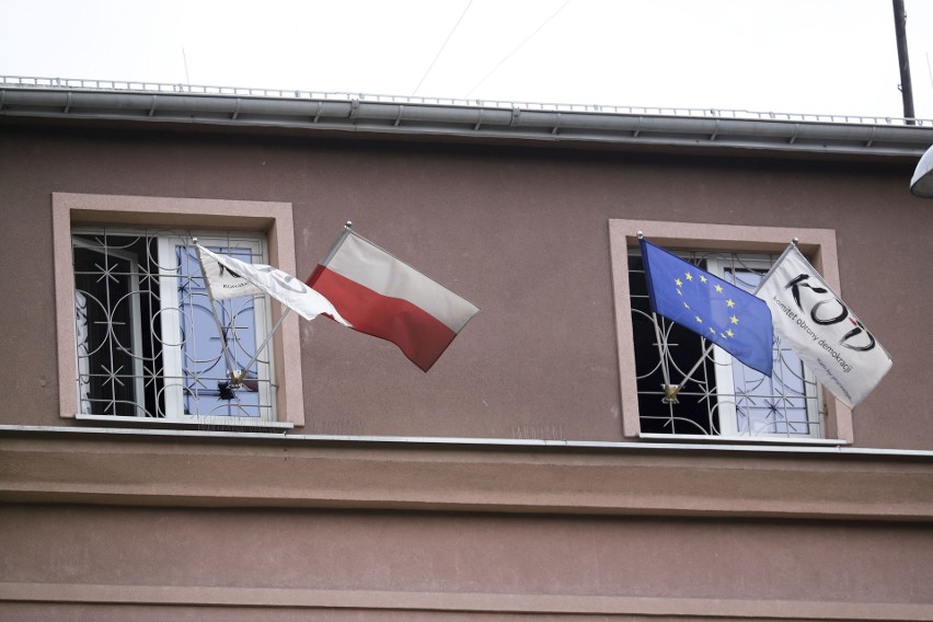 Radny PiS Krzysztof Stawnicki chce, by KOD zdjął swoje flagi...