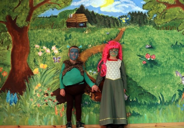 Shrek i Fiona, czyli przebrani mali aktorzy z przedszkola Skrzaty w Chojnicach
