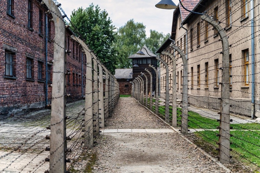 To miejsce pamięci o ofiarach holocaustu oraz zbrodniach,...