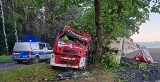 Ciężarówka uderzyła w drzewo. Przyczyną najprawdopodobniej zmęczenie kierowcy
