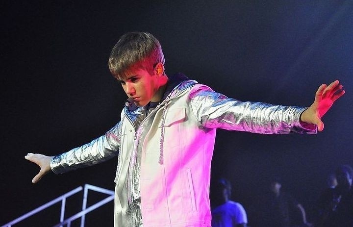Od kwietnia 2011 r. Bieber współpracuje z organizacją...