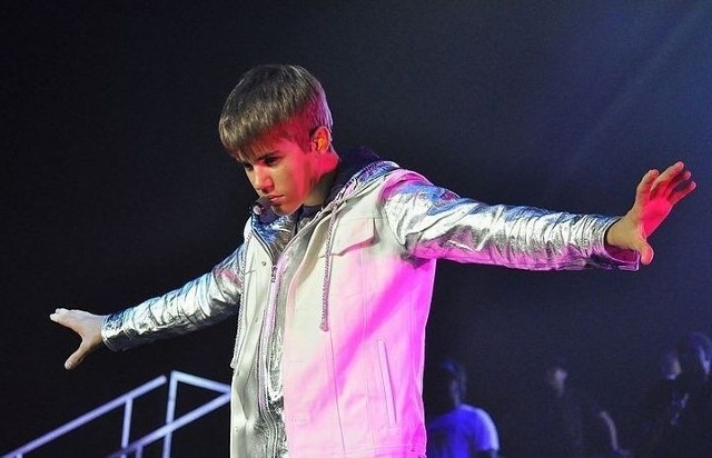 Od kwietnia 2011 r. Bieber współpracuje z organizacją "Pencils of Promise".