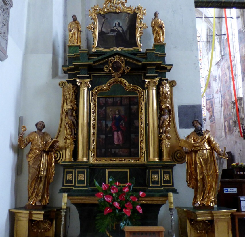 Ołtarz główny wiślickiej bazyliki - z Madonną Łokietkową -...