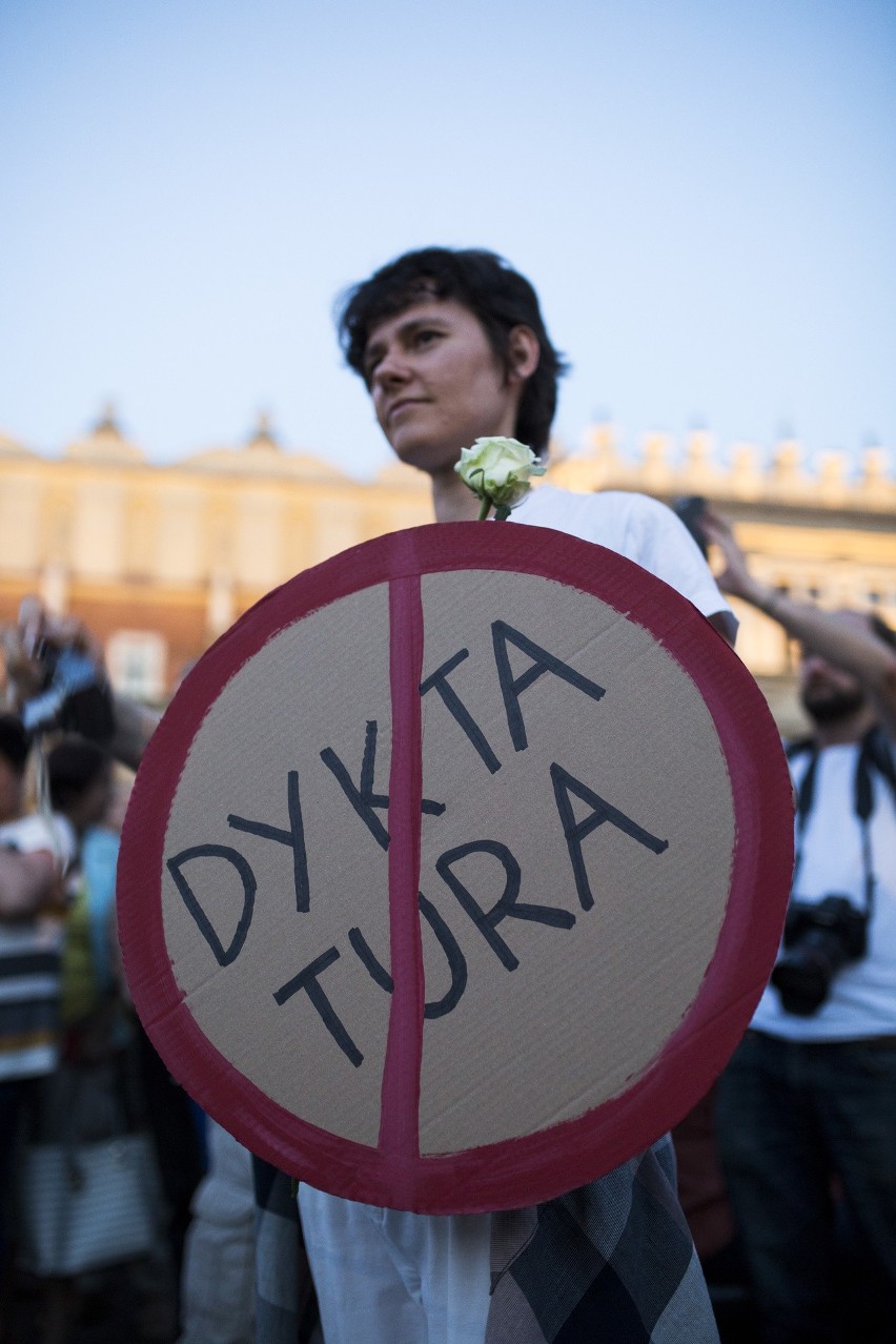 "Obudź się, grozi nam dyktatura". Protest opozycji w Krakowie [ZDJĘCIA]