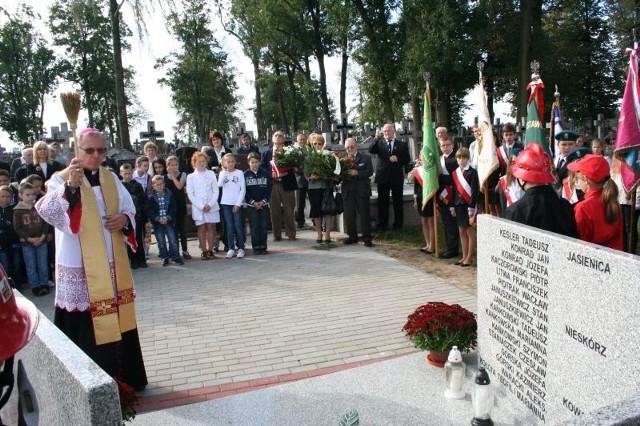 Bp Janusz Stepnowski poświęcił odnowiony Pomnik Sybiraków