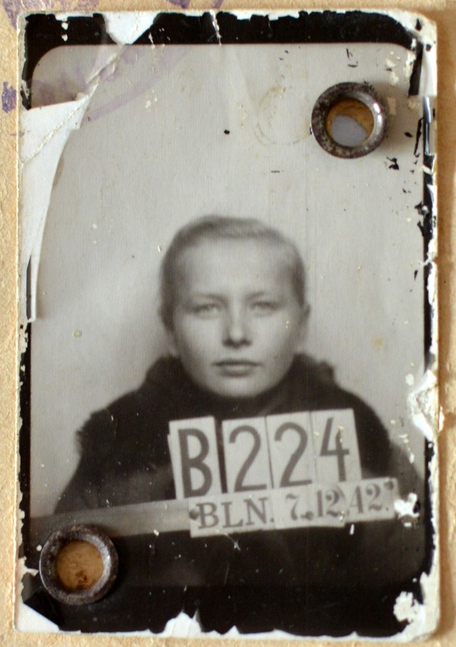 Zdjęcie Jadwigi Braneckiej z domu Węcławik z okresu II wojny światowej, fotografia umieszczona w niemieckiej karcie pracy.