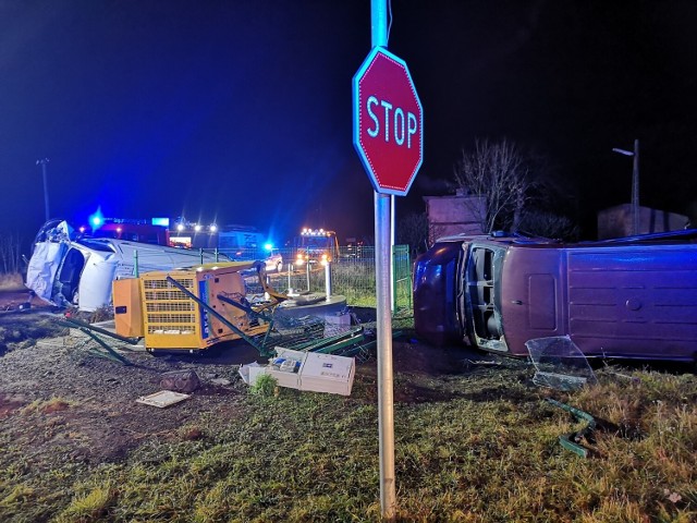 We wtorek 6 grudnia tuż przed godziną 17 od strony Trzcianki w kierunku Głupoń jechał bus jednej z firm kurierskich. Kierowca auta na rejestracjach z powiatu poznańskiego nie widział lub zignorował znak "Stop" i wpadł na krzyżówkę. W tym samym czasie od strony Lwówka, w kierunku Opalenicy podążał inny bus - na grodziskich rejestracjach. Czytaj dalej --->