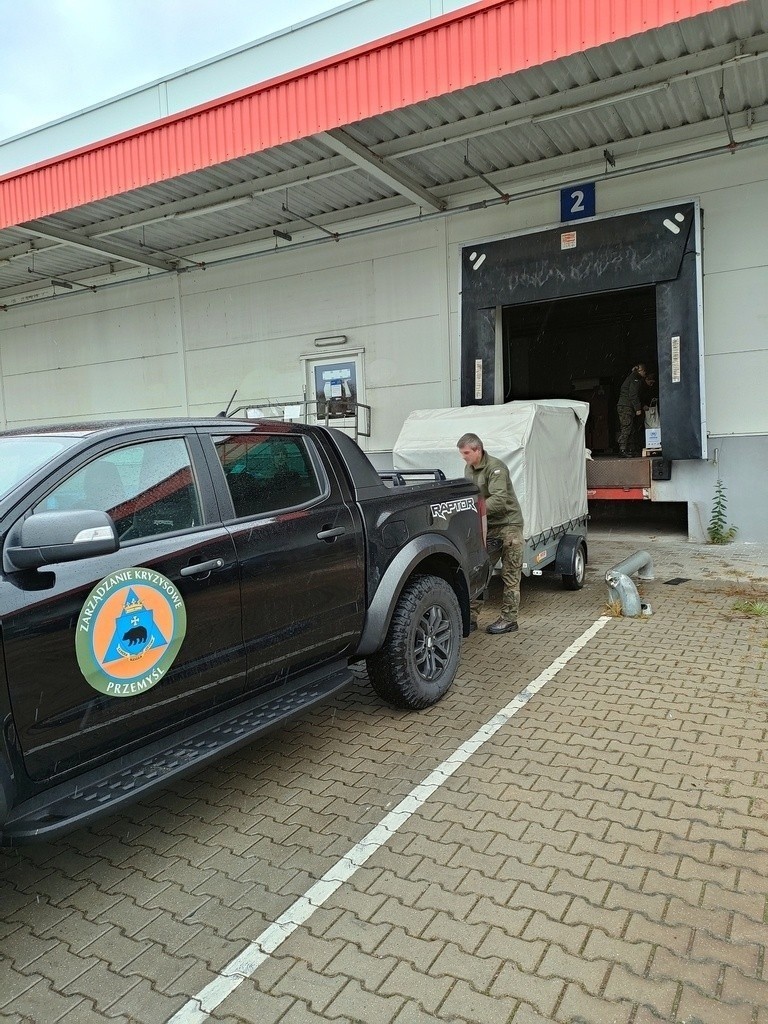 Czarny ford z charakterystyczną rejestracją wzbudził...