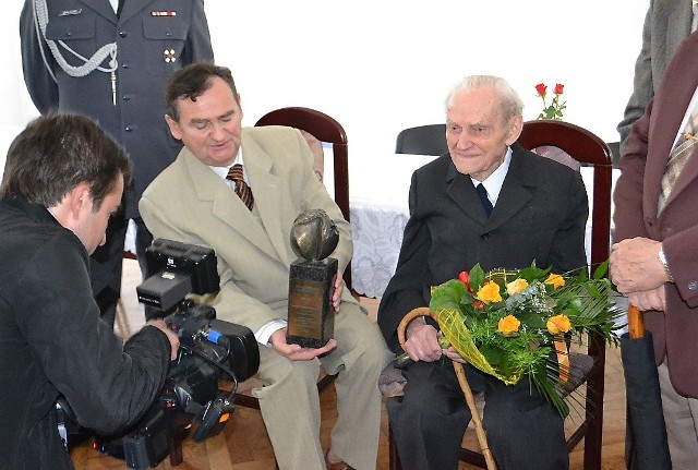 99-letni Czesław Szachnitowski udzielał wywiadów dziennikarzom. Jest on prawdziwą kopalnią wiadomości o przeszłości lotnictwa w Grudziądzu i w Polsce.