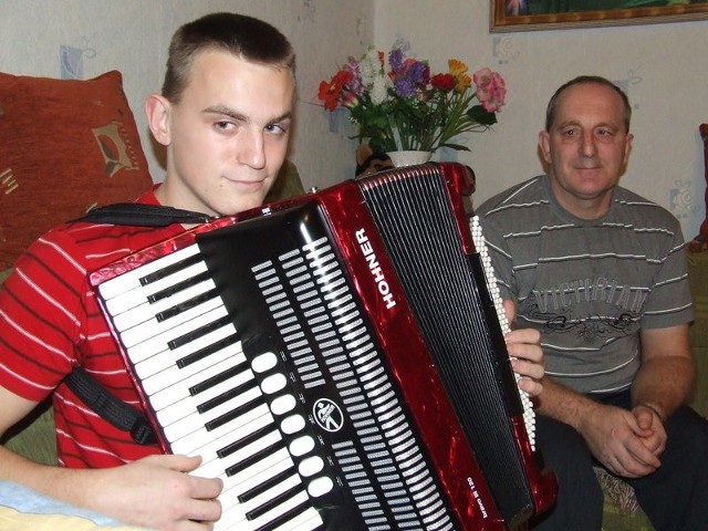 Łukasz Witkowicz (po lewej) 11 miesięcy po brutalnym pobiciu znów gra dla taty na akordeonie.