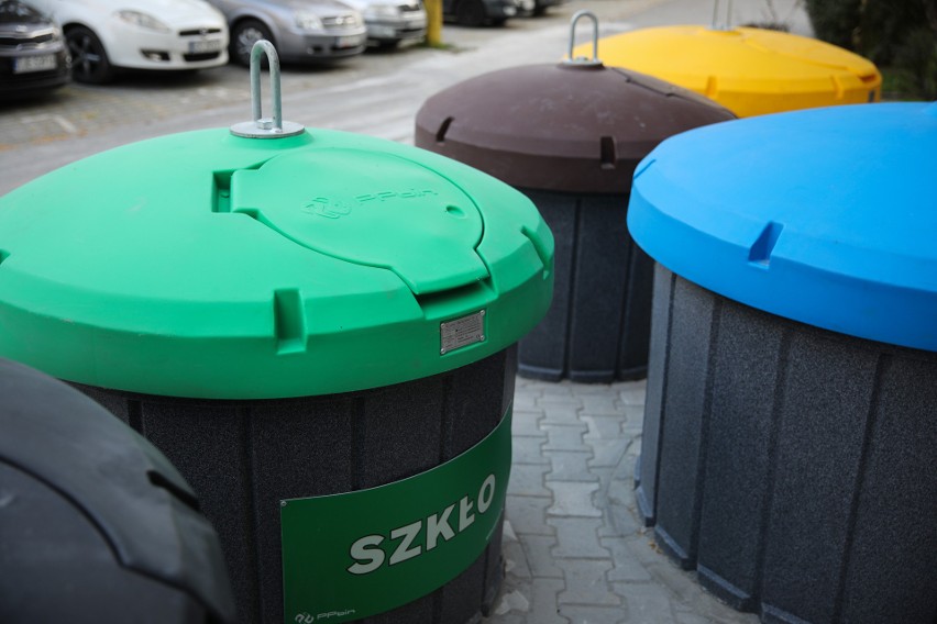 Kraków. Na osiedlu Na Kozłówce śmieci wyrzucają pod ziemię. To nowość w mieście. Tak to wygląda - zdjęcia