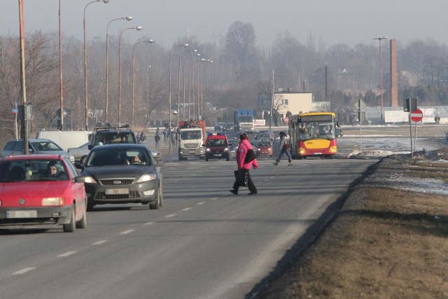 Zarówno kierowcy jak i drogowcy są oburzeni kiepską jakością asfaltu na ul. Dąbrowskiego