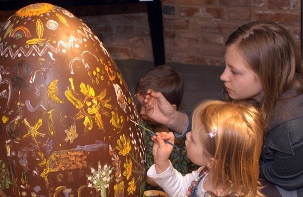 Malowanie czekoladowych jajek
Malowanie czekoladowych jajek