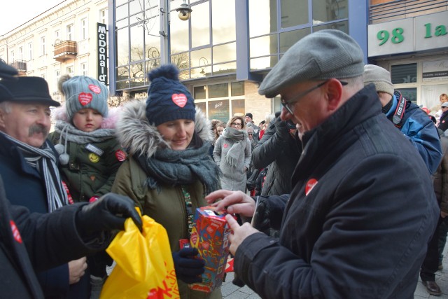 Pan Ryszard z Kielc właśnie włożył do orkiestrowej puszki 400 złotych, za które kupił piłkę z autografami piłkarzy korony Kielce.