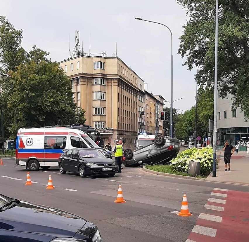 Kraków. Poważny wypadek na Alejach Trzech Wieszczów. Dachowanie auta