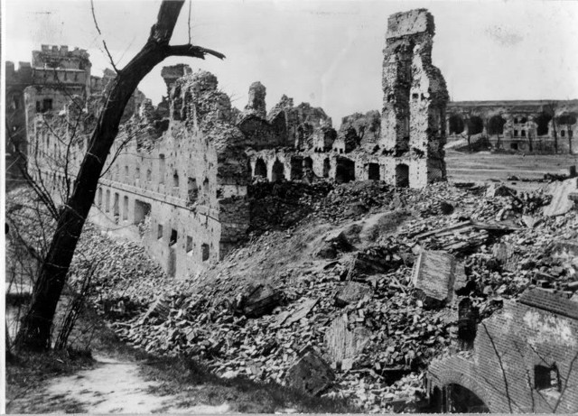 23 lutego 1945 roku w Poznaniu zakończyły się działania wojenne. Ostatnim punktem oporu wojsk niemieckich w stolicy Wielkopolski był Fort Winiary. Zobacz, jak po walkach o miasto wyglądała Cytadela. Przejdź dalej --->