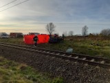 Tragiczny wypadek na przejeździe kolejowym koło Szczecinka. Nie żyją dwie osoby [ZDJĘCIA] 2.01.2020 