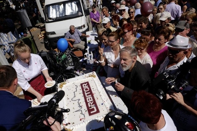 W piątek przed południem otwarto remontowaną od pewnego czasu część Targowiska Miejskiego na Szosie Chełmińskiej w Toruniu, czyli tak zwany zieleniak. To najbardziej na północ wysunięty fragment tego miejsca, gdzie sprzedaje się głównie owoce i warzywa.Zobacz koniecznie: Szukają ich rodziny w całej Polsce! Może ich widziałeś {ZDJĘCIA]Zieleniak był remontowany od połowy października 2017 roku. Pojawiło się nad nim modułowe zadaszenie, którego wcześniej nie było. Wykonano nową nawierzchnię placu z kostki betonowej i płyt chodnikowych oraz instalacje podziemne. Cały sektor wyposażono też w nowe stoły do handlu. Zamontowano również oświetlenie, które pozwala na robienie zakupów także w pochmurne i deszczowe dni oraz popołudniami. Pod wiatami wprowadzono zakaz palenia papierosów. To wszystko zapewni poprawę komfortu handlu. Polecamy: Tak wygląda porodówka na Bielanach! Zobacz gdzie rodzą się torunianie! [ZDJĘCIA]Przypomnijmy, że początki Targowiska Miejskiego przy Szosie Chełmińskiej sięgają lat 60. XX wieku. Handlowano tu wtedy z ław zamontowanych na betonowych postumentach. W 1997 roku rozpoczęto remont zielonego rynku i zakończono go w 1998 roku. Wykonano nowe ławy, które zostały zadaszone. Te elementy służyły na targowisku przez 20 lat. 10 lat temu remont przeszedł z kolei targowiskowy sektor “Orzech”.Targowiskiem najpierw administrowała firma Społem, potem miejskie spółki Miasto-Handel i Targi Toruńskie. Od pół roku zajmuje się tym kolejna miejska spółka - Urbitor. Czytaj także: Ruszył proces dot. strzelaniny na Bydgoskim Przedmieściu. Zamieszani są kibole ElanyRynek przy Szosie Chełmińskiej to największe targowisko w Toruniu i w regionie. Jego atutem jest położenie w centrum miasta. Czynne jest od poniedziałku do soboty w godzinach 6-18 oraz w niedziele w godz. 6-14, także w niedziele bez handlu.  Zobacz także: Skarpa z lotu ptaka [WIDEO Z DRONA]